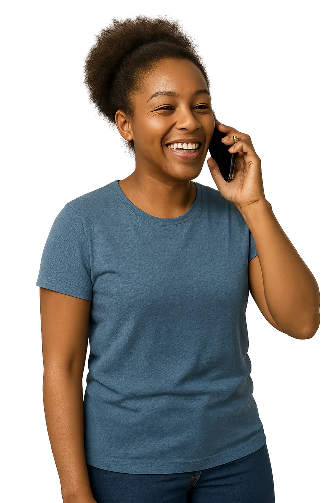 Diarista sorrindo ao telefone