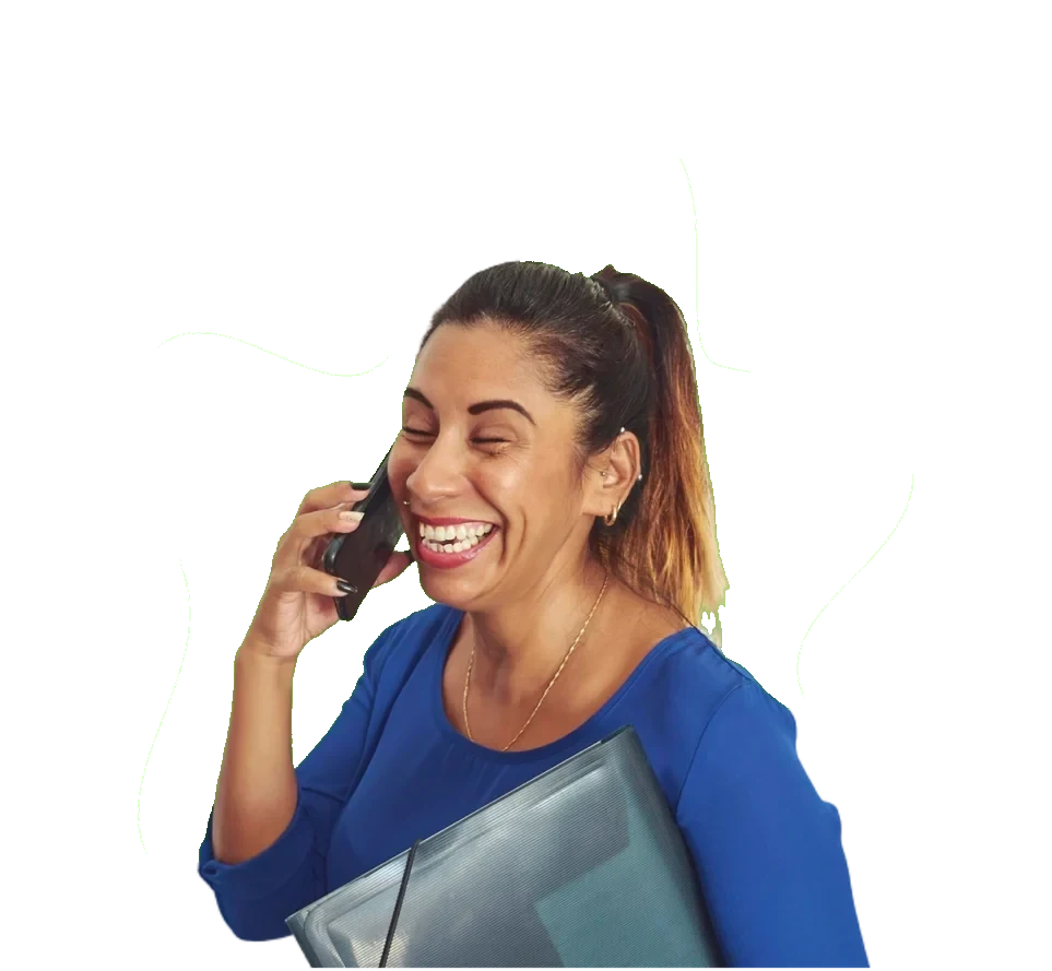 Consultora sorrindo ao telefone com uma pasta